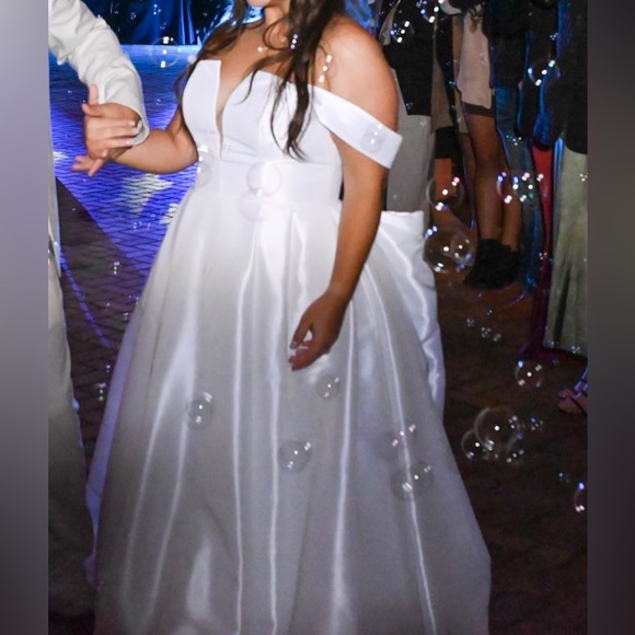 Astrid and Mercedes white satin wedding dress - Picture 5 of 8